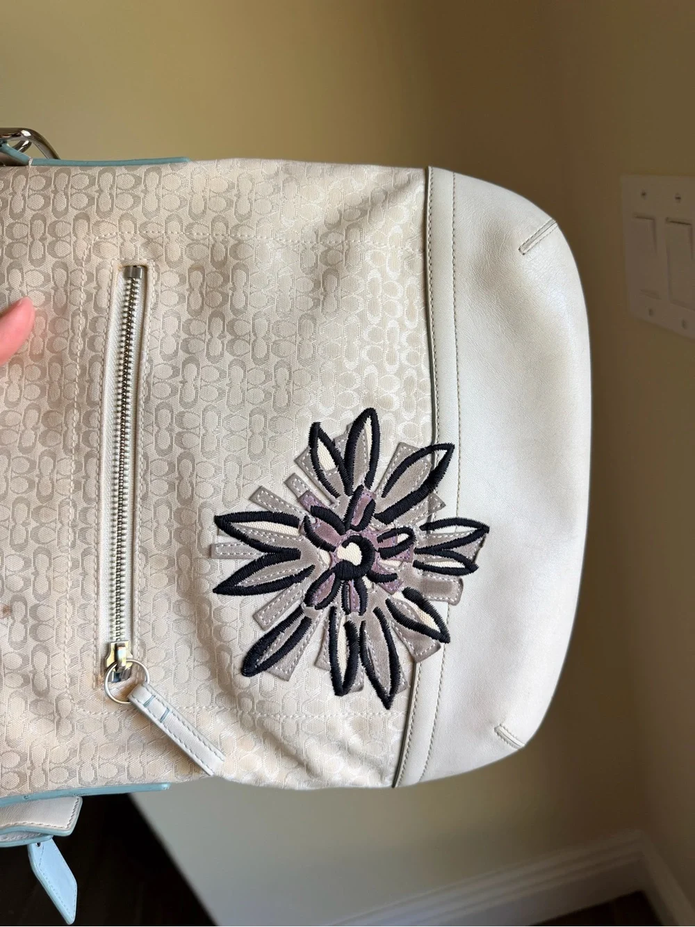 RARE vintage Coach White Floral Bee appliqués Duffle Shoulder/Crossbody bag